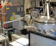 Labor zur Laser-Plasmaabscheidung von Prof. Lorenz und Prof. Grundmann. (Foto: Prof. Dr. Michael Lorenz / Institut für Experimentelle Physik II)