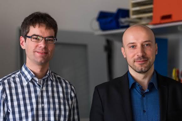 Professor Samuel Kounev (rechts) und Doktorand Simon Spinner