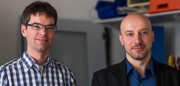 Professor Samuel Kounev (rechts) und Doktorand Simon Spinner