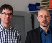 Professor Samuel Kounev (rechts) und Doktorand Simon Spinner Professor Samuel Kounev (rechts) und Doktorand Simon Spinner