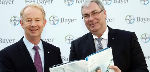 Dr. Marijn Dekkers, Vorsitzender des Vorstands der Bayer AG (links im Bild) und Finanzvorstand Johannes Dietsch bei der Vorstellung des Geschäftsberichts des Jahres 2015.