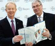Dr. Marijn Dekkers, Vorsitzender des Vorstands der Bayer AG (links im Bild) und Finanzvorstand Johannes Dietsch bei der Vorstellung des Geschäftsberichts des Jahres 2015. Dr. Marijn Dekkers, Vorsitzender des Vorstands der Bayer AG (links im Bild) und Finanzvorstand Johannes Dietsch bei der Vorstellung des Geschäftsberichts des Jahres 2015.