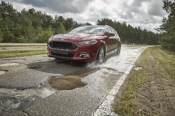 Ford auf dem Boulevard der gebrochenen Stoßdämpfer