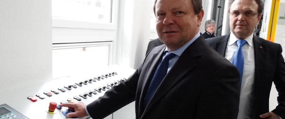 Dr. Ulf-D. Zimmermann und Dr. Hans-Peter Friedrich Ceramtec CEO setzt neue Anlage in Gang