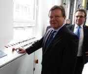 Ceramtec CEO setzt neue Anlage in Gang