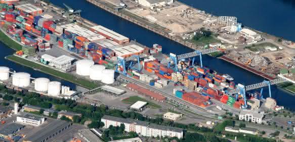 Tsubaki Energieführungskette im Terminal der Contargo Rhein-Neckar in Ludwigshafen