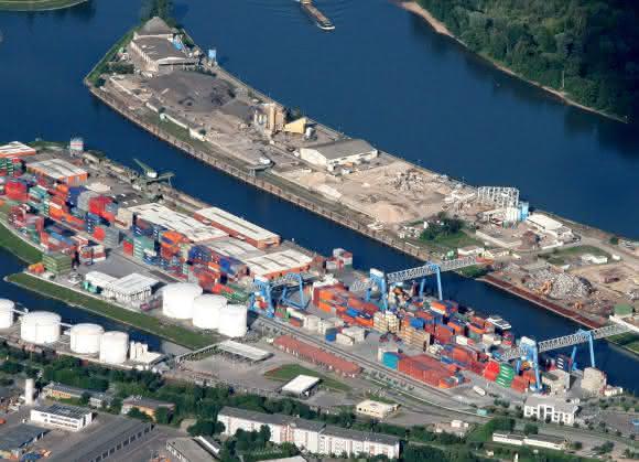 Tsubaki Energieführungskette im Terminal der Contargo Rhein-Neckar in Ludwigshafen Tsubaki Energieführungskette im Terminal der Contargo Rhein-Neckar in Ludwigshafen