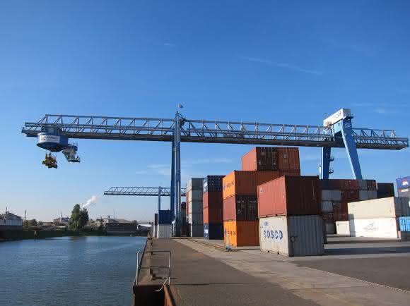 Tsubaki Energieführungskette im Terminal der Contargo Rhein-Neckar in Ludwigshafen Tsubaki Energieführungskette im Terminal der Contargo Rhein-Neckar in Ludwigshafen