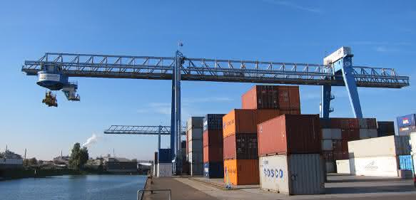 Tsubaki Energieführungskette im Terminal der Contargo Rhein-Neckar in Ludwigshafen Tsubaki Energieführungskette im Terminal der Contargo Rhein-Neckar in Ludwigshafen