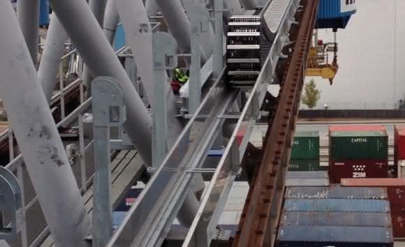 Tsubaki Energieführungskette im Terminal der Contargo Rhein-Neckar in Ludwigshafen Tsubaki Energieführungskette im Terminal der Contargo Rhein-Neckar in Ludwigshafen