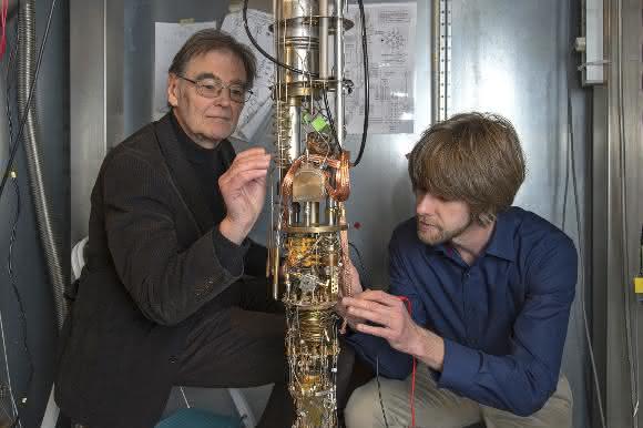 Prof. Dr. Erwin Schuberth (TUM) und Dr. Marc Tippmann (TUM) am Hochleistungskryostaten im Walther-Meißner-Institut. (Bild / Fotograf: Marc Tippmann / TUM)
