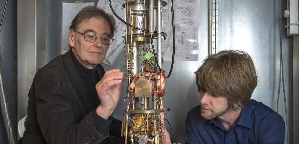 Prof. Dr. Erwin Schuberth (TUM) und Dr. Marc Tippmann (TUM) am Hochleistungskryostaten im Walther-Meißner-Institut. (Bild / Fotograf: Marc Tippmann / TUM)