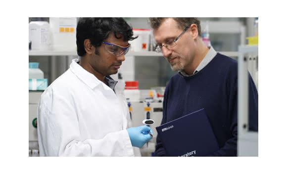 Raffaele Mezzenga (rechts) und Sreenath Bolisetty begutachten im Labor eine Probe ihrer neuartigen Filtermembran. (Bild: ETH Zürich / Laboratory for Soft Materials) Raffaele Mezzenga (rechts) und Sreenath Bolisetty begutachten im Labor eine Probe ihrer neuartigen Filtermembran. (Bild: ETH Zürich / Laboratory for Soft Materials)