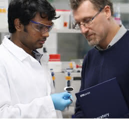 Raffaele Mezzenga (rechts) und Sreenath Bolisetty begutachten im Labor eine Probe ihrer neuartigen Filtermembran. (Bild: ETH Zürich / Laboratory for Soft Materials)