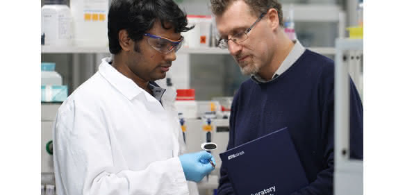Raffaele Mezzenga (rechts) und Sreenath Bolisetty begutachten im Labor eine Probe ihrer neuartigen Filtermembran. (Bild: ETH Zürich / Laboratory for Soft Materials)