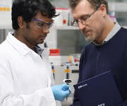 Raffaele Mezzenga (rechts) und Sreenath Bolisetty begutachten im Labor eine Probe ihrer neuartigen Filtermembran. (Bild: ETH Zürich / Laboratory for Soft Materials)