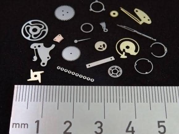 Winzige Bauteile Laserunterstützte Mikrobearbeitung von winzigen Bauteilen