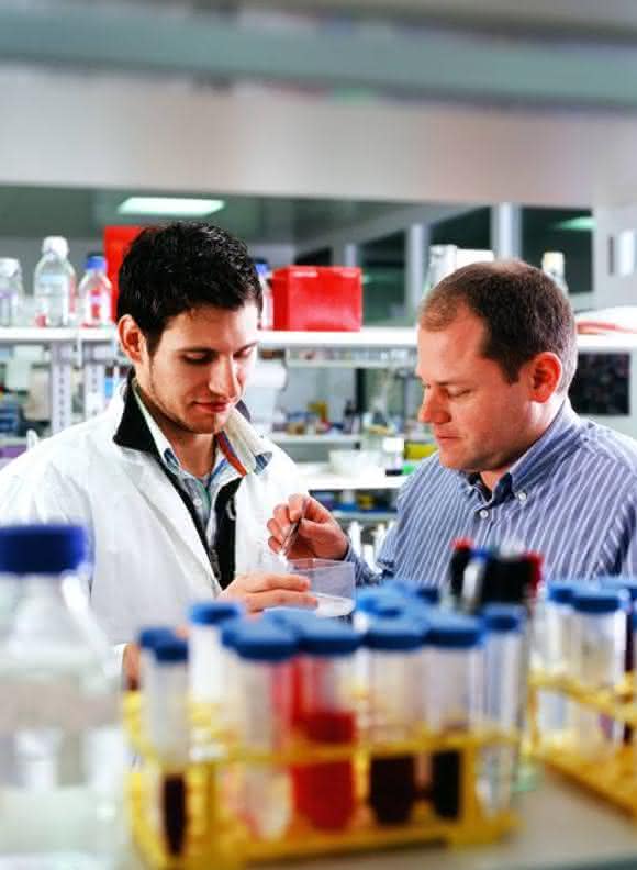 Prof. Dr. Daniel Legler (rechts) und sein Doktorand Mark Hauser