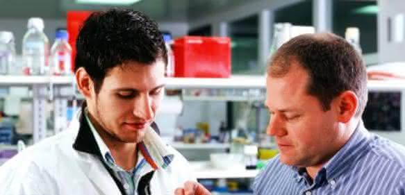 Prof. Dr. Daniel Legler (rechts) und sein Doktorand Mark Hauser
