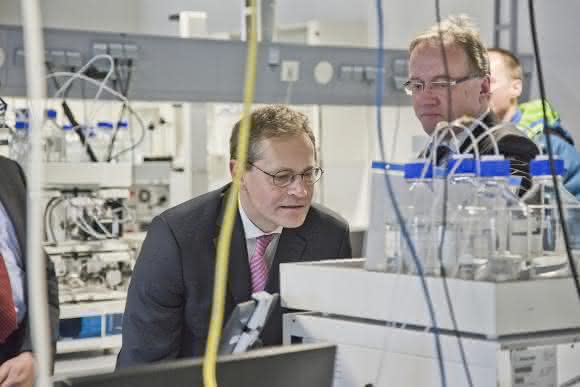 Dr. Birger Holz (rechts im Bild) erläutert dem Regierenden Bürgermeister von Berlin, Michael Müller, die Funktionsweise einer modernen HPLC-Anlage.