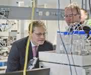 Dr. Birger Holz (rechts im Bild) erläutert dem Regierenden Bürgermeister von Berlin, Michael Müller, die Funktionsweise einer modernen HPLC-Anlage.