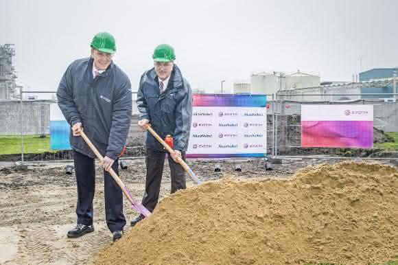 Dr. Ralph Sven Kaufmann, Vorstandsmitglied Evonik Industries, und Werner Fuhrmann, Mitglied des AkzoNobel-Vorstands verantwortlich für Specialty Chemicals