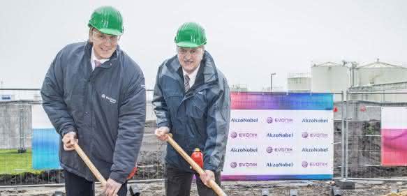 Dr. Ralph Sven Kaufmann, Vorstandsmitglied Evonik Industries, und Werner Fuhrmann, Mitglied des AkzoNobel-Vorstands verantwortlich für Specialty Chemicals