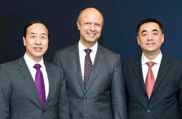 Akteure beim Eigentümerwechsel der Kraussmaffei Gruppe (v.l.): Ting Cai, Chairman und CEO der China National Chemical Equipment (CNCE), Frank Stieler, CEO der Kraussmaffei Gruppe, und Chen Junwei, CEO von Chemchina Finance. (Bild: Kraussmaffei)