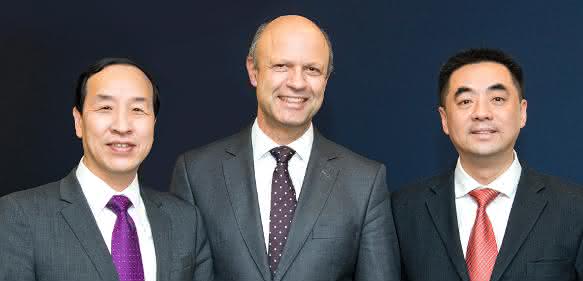 Akteure beim Eigentümerwechsel der Kraussmaffei Gruppe (v.l.): Ting Cai, Chairman und CEO der China National Chemical Equipment (CNCE), Frank Stieler, CEO der Kraussmaffei Gruppe, und Chen Junwei, CEO von Chemchina Finance. (Bild: Kraussmaffei)