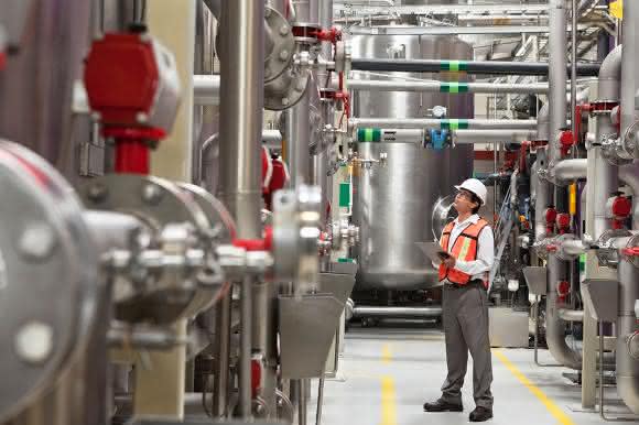 Arbeitsplatz in der Industrie IW-Umfrage Wirtschaftsverbände