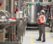 Arbeitsplatz in der Industrie IW-Umfrage Wirtschaftsverbände