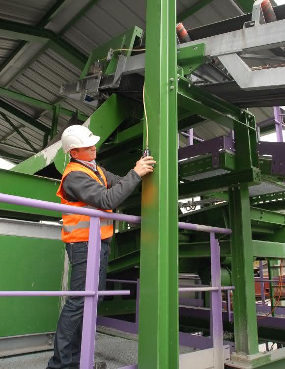 Fachmann installiert den Simalube Impulse Simalube Impulse