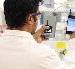 Der Forscher Jijo Vallooran misst mit einem einfachen Belichtungsmesser und einem App auf seinem Smartphone die Lichtintensität einer Probe. Neues Diagnoseverfahren: Erregernachweis mit Lichtdoppelbrechung