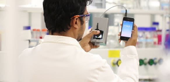 Der Forscher Jijo Vallooran misst mit einem einfachen Belichtungsmesser und einem App auf seinem Smartphone die Lichtintensität einer Probe. Neues Diagnoseverfahren: Erregernachweis mit Lichtdoppelbrechung