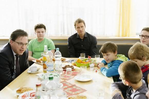 Henrik Schunk und Jens Lehmann in SLK Kinderklinik Henrik Schunk und Jens Lehmann in SLK Kinderklinik