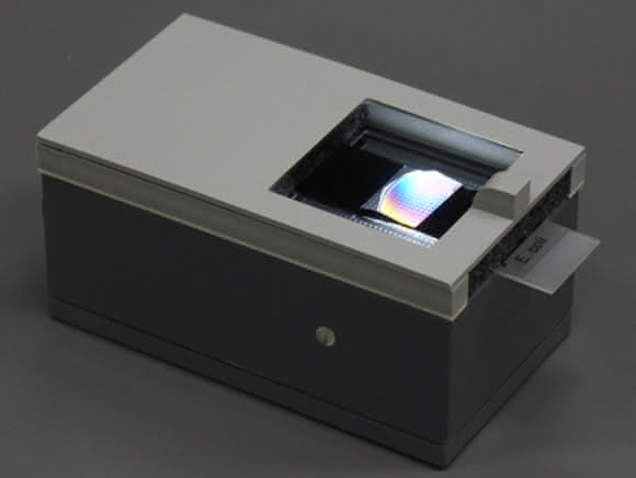 Prototyp des Kreuzpolarisationsgeräts. Neues Diagnoseverfahren: Erregernachweis mit Lichtdoppelbrechung