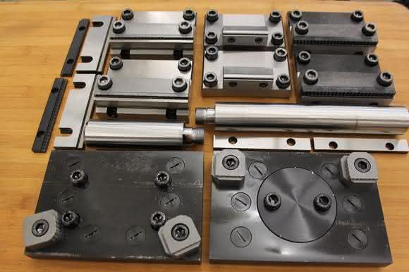 Adapterplatten, Zugstangen-Verlängerungen, Standardbacken und Grip-Backen Adapterplatten, Zugstangen-Verlängerungen, Standardbacken und Grip-Backen