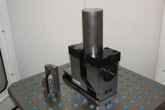 5-Achsen-Kraftspanner Grepos 5X mit Sonder-Wechselbacken