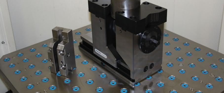 5-Achsen-Kraftspanner Grepos 5X mit Sonder-Wechselbacken