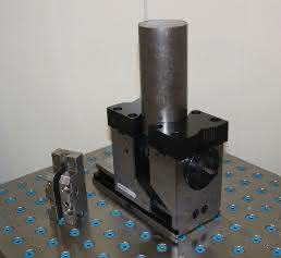 5-Achsen-Kraftspanner Grepos 5X mit Sonder-Wechselbacken