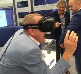 EMO-Besucher mit Head-Mounted Display EMO-Besucher mit Head-Mounted Display