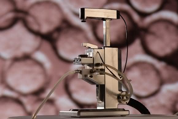 Zweistrom-Düsenanlage zur Herstellung von Alginat-Mikrokügelchen. (© Fraunhofer IBMT, Foto: Bernd Müller)