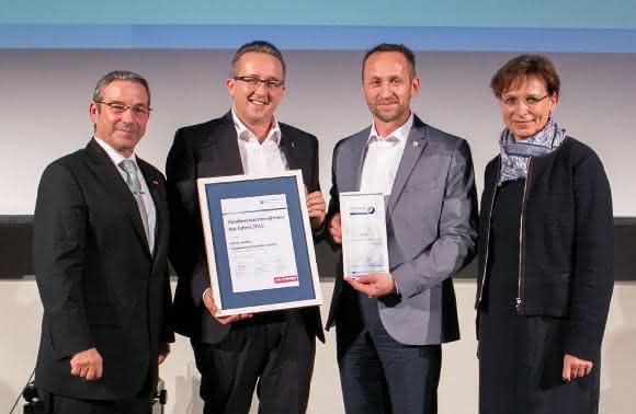 Das „Handwerksunternehmen des Jahres 2015“ im Gebiet der Kreishandwerkerschaft Ortenau ist die Peter Huber Kältemaschinenbau GmbH aus Offenburg. Kammerpräsident Johannes Ullrich (links) und Offenburgs Oberbürgermeisterin Edith Schreiner (rechts) gratulierten Daniel und Joachim Huber, die den Preis entgegen nahmen. (Foto: Handwerkskammer) Das „Handwerksunternehmen des Jahres 2015“ im Gebiet der Kreishandwerkerschaft Ortenau ist die Peter Huber Kältemaschinenbau GmbH aus Offenburg. Kammerpräsident Johannes Ullrich (links) und Offenburgs Oberbürgermeisterin Edith Schreiner (rechts) gratulierten Daniel und Joachim Huber, die den Preis entgegen nahmen. (Foto: Handwerkskammer)