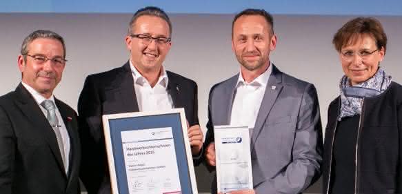 Das „Handwerksunternehmen des Jahres 2015“ im Gebiet der Kreishandwerkerschaft Ortenau ist die Peter Huber Kältemaschinenbau GmbH aus Offenburg. Kammerpräsident Johannes Ullrich (links) und Offenburgs Oberbürgermeisterin Edith Schreiner (rechts) gratulierten Daniel und Joachim Huber, die den Preis entgegen nahmen. (Foto: Handwerkskammer)