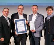 Das „Handwerksunternehmen des Jahres 2015“ im Gebiet der Kreishandwerkerschaft Ortenau ist die Peter Huber Kältemaschinenbau GmbH aus Offenburg. Kammerpräsident Johannes Ullrich (links) und Offenburgs Oberbürgermeisterin Edith Schreiner (rechts) gratulierten Daniel und Joachim Huber, die den Preis entgegen nahmen. (Foto: Handwerkskammer)