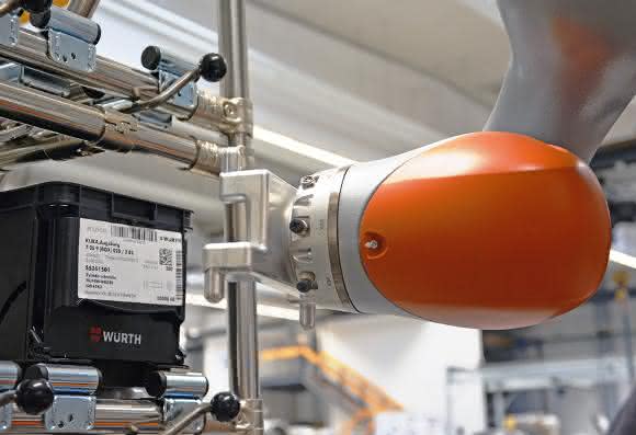 KUKA KMR iiwa holt Materialkisten KUKA KMR iiwa holt Materialkisten