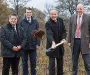 Spatenstich für das modernste Füllwerk der Linde-Group mit (im Vordergrund, von links) Werner Arndt, Bürgermeister der Stadt Marl, Tobias Stockhoff, Bürgermeister der Stadt Dorsten, Olaf Reckenhofer, Geschäftsleiter Linde Gas Region Europe Central und Dr. Steffen Richter, Head of Cylinder Operations Region Europe Central. (Quelle: Linde)