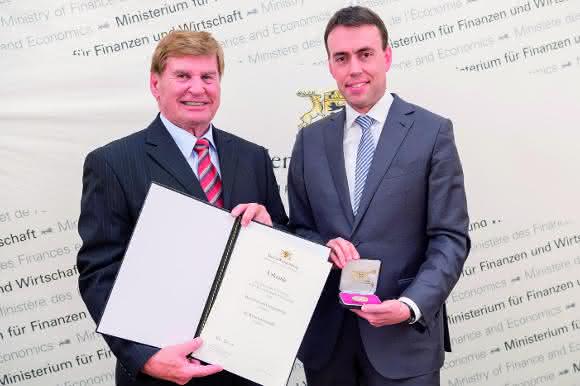 In Rahmen der „Verleihung der Wirtschaftsmedallie 2015" überreichte Finanz- und Wirtschaftsminister Nils Schmid (rechts) am 25. November 2015 Gerhard Juchheim die Wirtschaftsmedallie des Landes Baden-Württemberg. In Rahmen der „Verleihung der Wirtschaftsmedallie 2015" überreichte Finanz- und Wirtschaftsminister Nils Schmid (rechts) am 25. November 2015 Gerhard Juchheim die Wirtschaftsmedallie des Landes Baden-Württemberg.