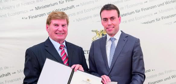 In Rahmen der „Verleihung der Wirtschaftsmedallie 2015" überreichte Finanz- und Wirtschaftsminister Nils Schmid (rechts) am 25. November 2015 Gerhard Juchheim die Wirtschaftsmedallie des Landes Baden-Württemberg.