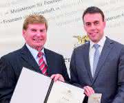 In Rahmen der „Verleihung der Wirtschaftsmedallie 2015" überreichte Finanz- und Wirtschaftsminister Nils Schmid (rechts) am 25. November 2015 Gerhard Juchheim die Wirtschaftsmedallie des Landes Baden-Württemberg.